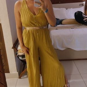 Halter‎ Green Crinkled jumpsuit Size XL - button missing under the belt area